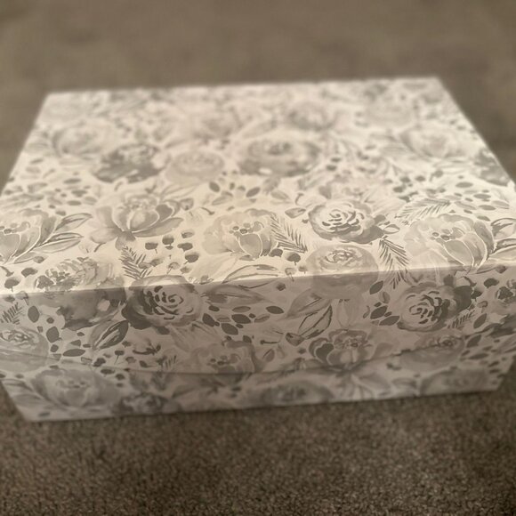 ✨ Luxury Bridal Gift Box Set – Curated Elegance for the Bride-to-Be ✨ - Picture 3 of 3